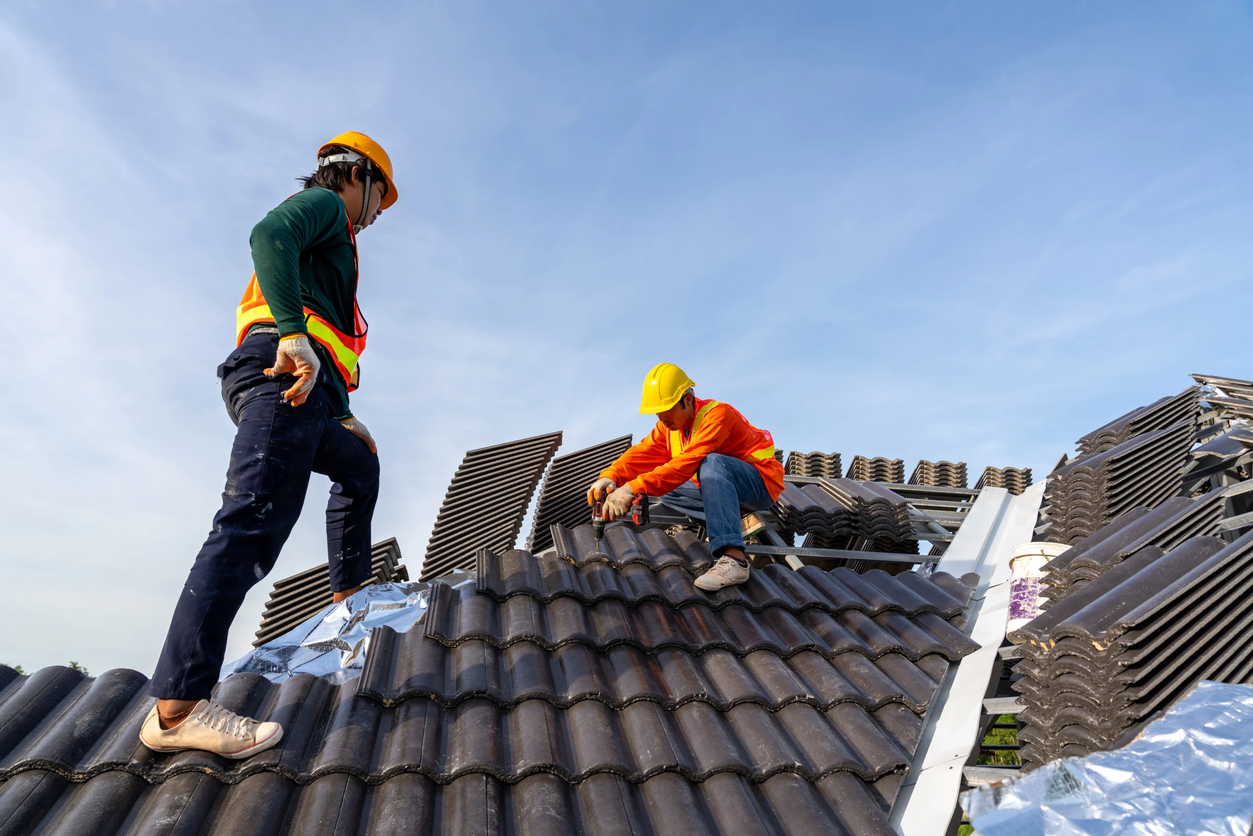 Emergency Roof Plumber: What to Do When Your Roof Starts Leaking