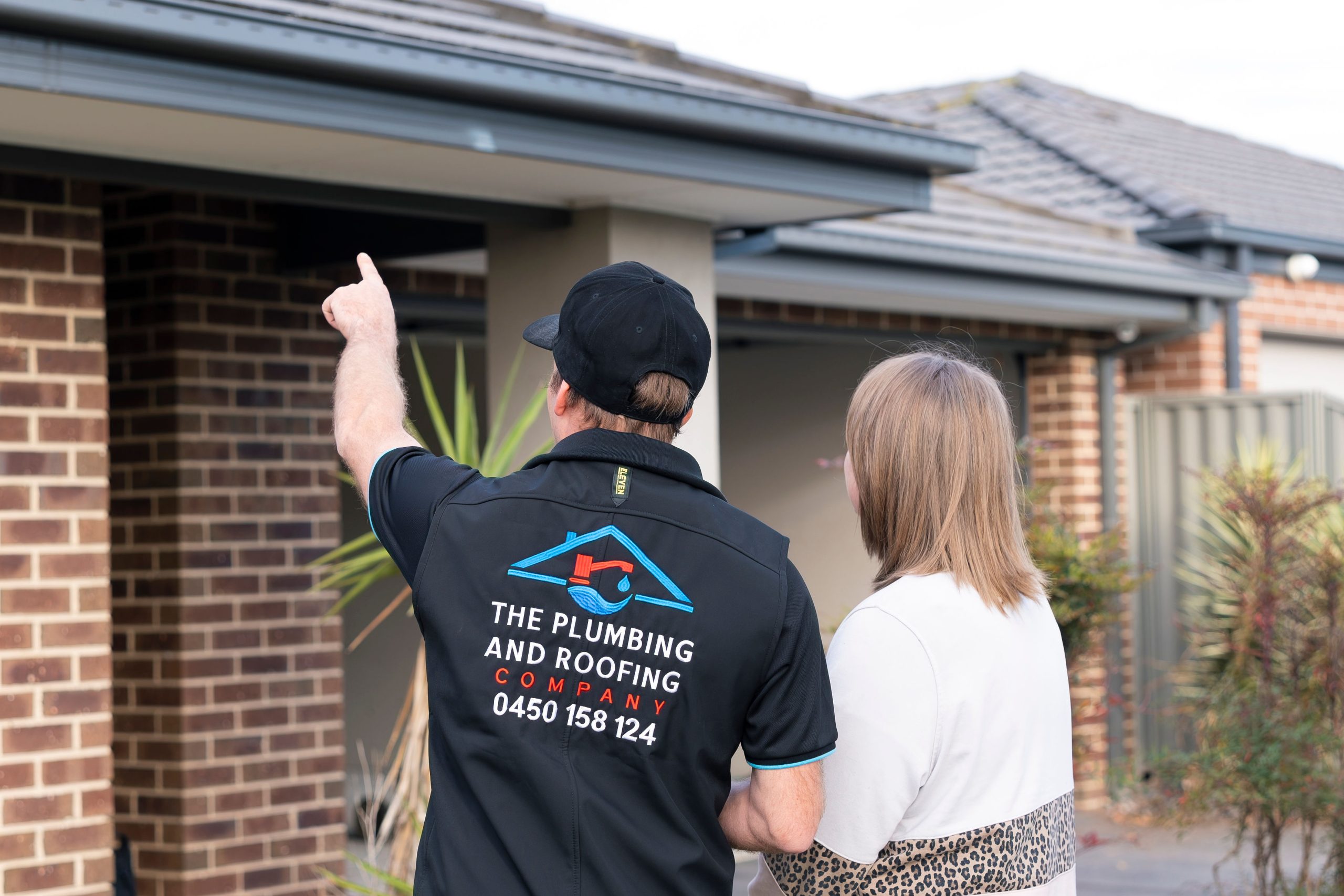 How Roofing Contractors Melbourne Handle Emergency Roof Leaks?